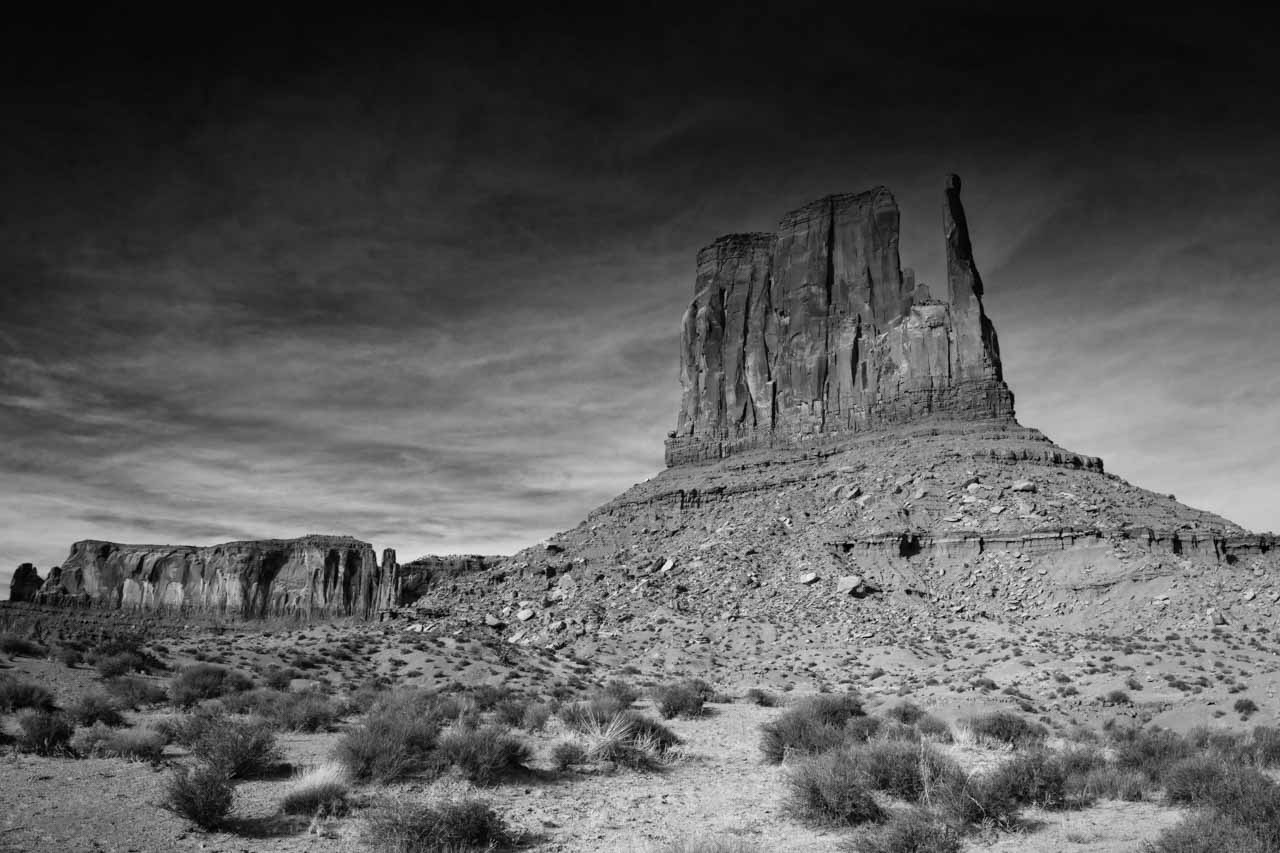Paysage en noir et blanc de Monument Valley dans l'Arizona. Photographie créée pour un livre. Photographie par Amar Guillen, artiste photographe.
